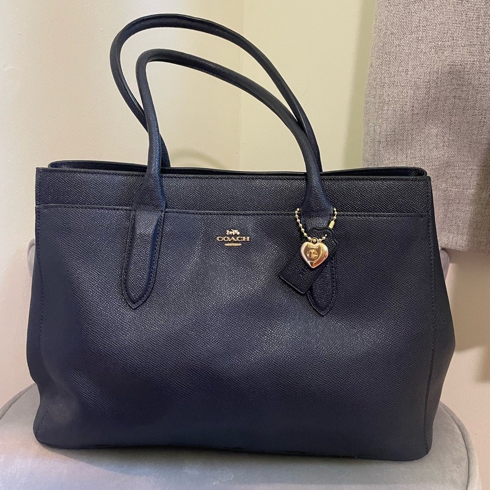 Navy Coach Purse. Perfect Condition. Never worn. Comes with duster